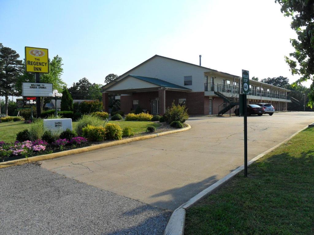 Regency Inn Eureka Springs Exterior photo